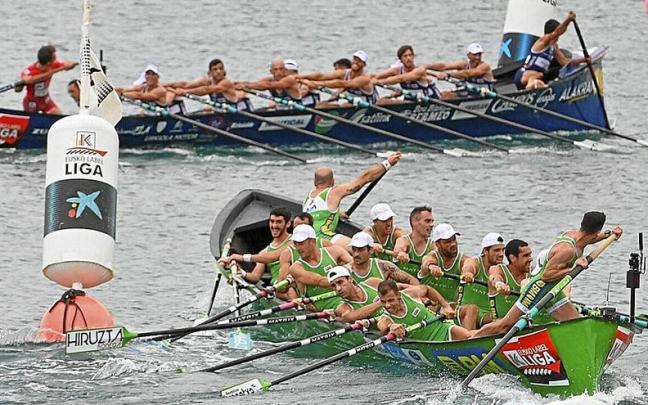 Hondarribia y Urdaibai realizan la segunda ciaboga en aguas de Castro Urdiales. | FOTO: OSKAR GONZÁLEZ