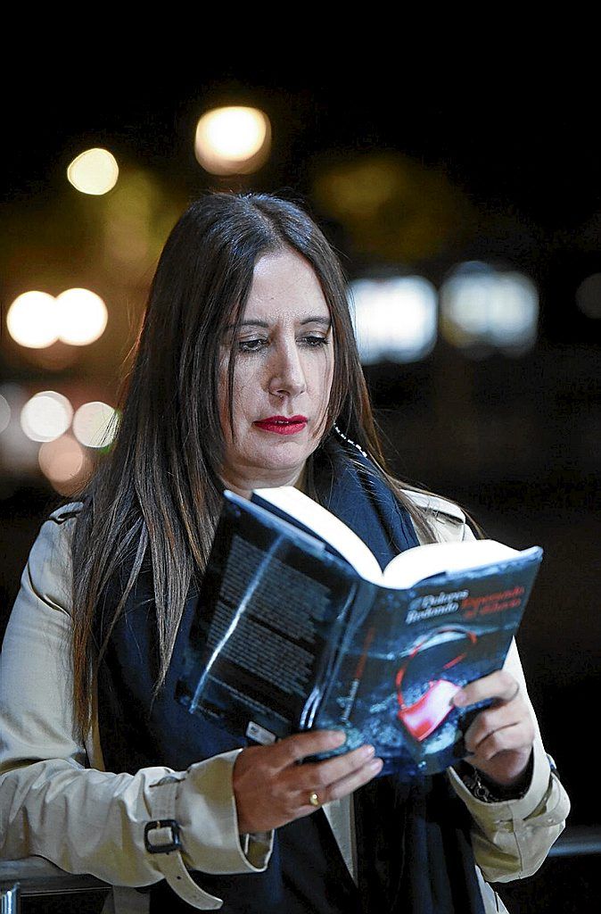 La escritora donostiarra afincada en Navarra, con su nueva novela entre las manos.