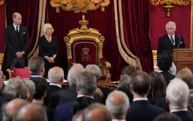 Carlos III dice que seguir&aacute; "el ejemplo" de Isabel II.