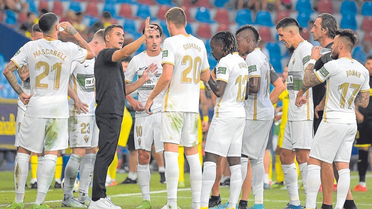 Francisco habla con sus jugadores en una pausa de hidratación durante el encuentro del pasado domingo ante el Villarreal.