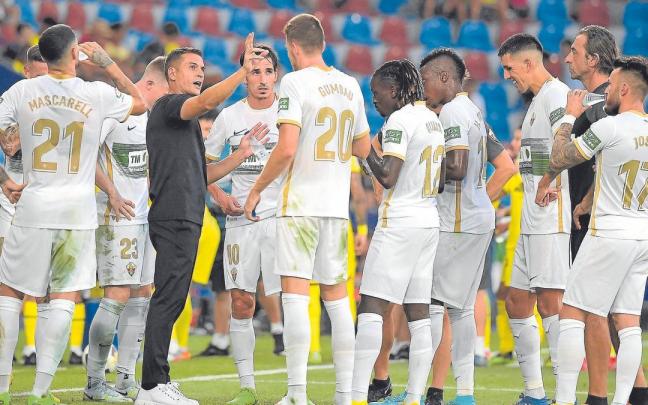Francisco habla con sus jugadores en una pausa de hidratación durante el encuentro del pasado domingo ante el Villarreal.