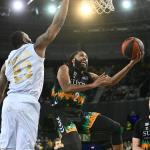 Adam Smith penetra a canasta en el duelo ante el UCAM Murcia.