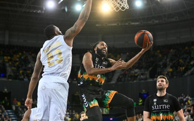Adam Smith penetra a canasta en el duelo ante el UCAM Murcia. Adam Smith penetra a canasta en el duelo ante el UCAM Murcia.