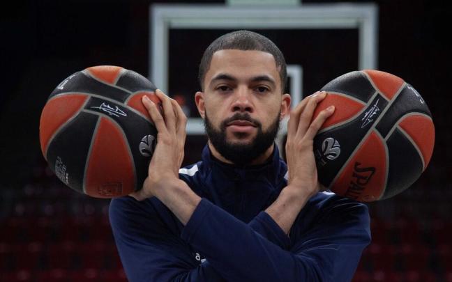 Darius Thompson posa en el Buesa Arena para la entrevista concedida a este peri&oacute;dico