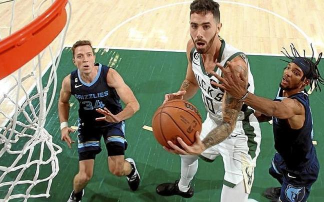 Vildoza intenta anotar en el amistoso de ayer.