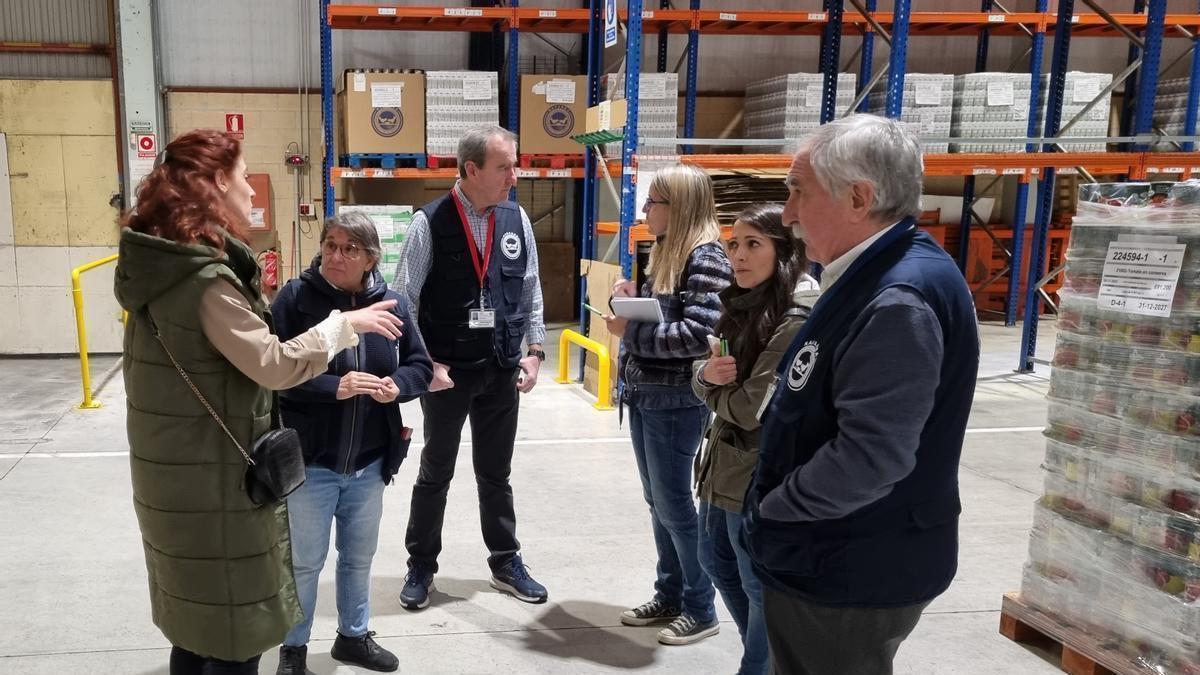 De izquierda a derecha Maite Muruzábal, directora de la Fundación Grupo AN, Juani Pérez, secretaria provincial del Banco de Alimentos de León, Fernando Repáraz, vicepresidente del Banco de Alimentos de Navarra, Rosario J