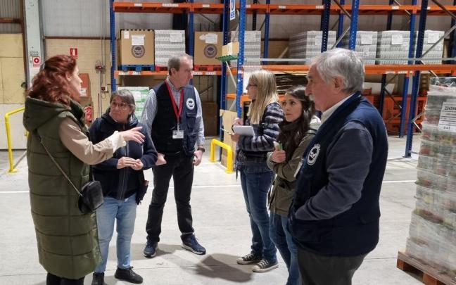 De izquierda a derecha Maite Muruzábal, directora de la Fundación Grupo AN, Juani Pérez, secretaria provincial del Banco de Alimentos de León, Fernando Repáraz, vicepresidente del Banco de Alimentos de Navarra, Rosario J De izquierda a derecha Maite Muruzábal, directora de la Fundación Grupo AN, Juani Pérez, secretaria provincial del Banco de Alimentos de León, Fernando Repáraz, vicepresidente del Banco de Alimentos de Navarra, Rosario J