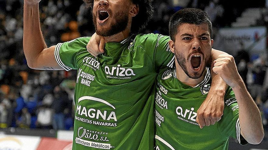 Dani Zurdo (d), goleador de Osasuna Magna en la primera jornada, celebra un tanto con Juninho.