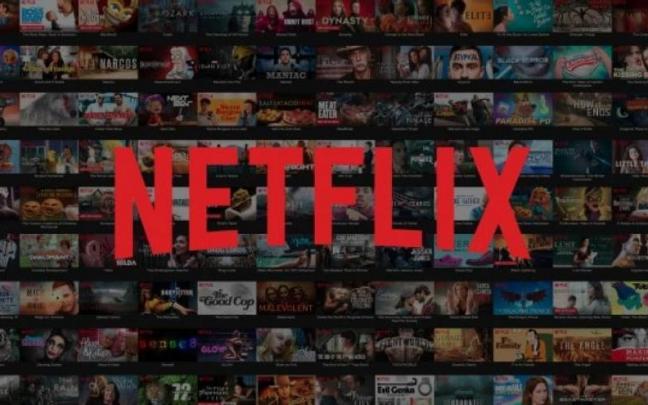 Logotipo de Netflix sobre decenas de carátulas de películas. Logotipo de Netflix sobre decenas de carátulas de películas.