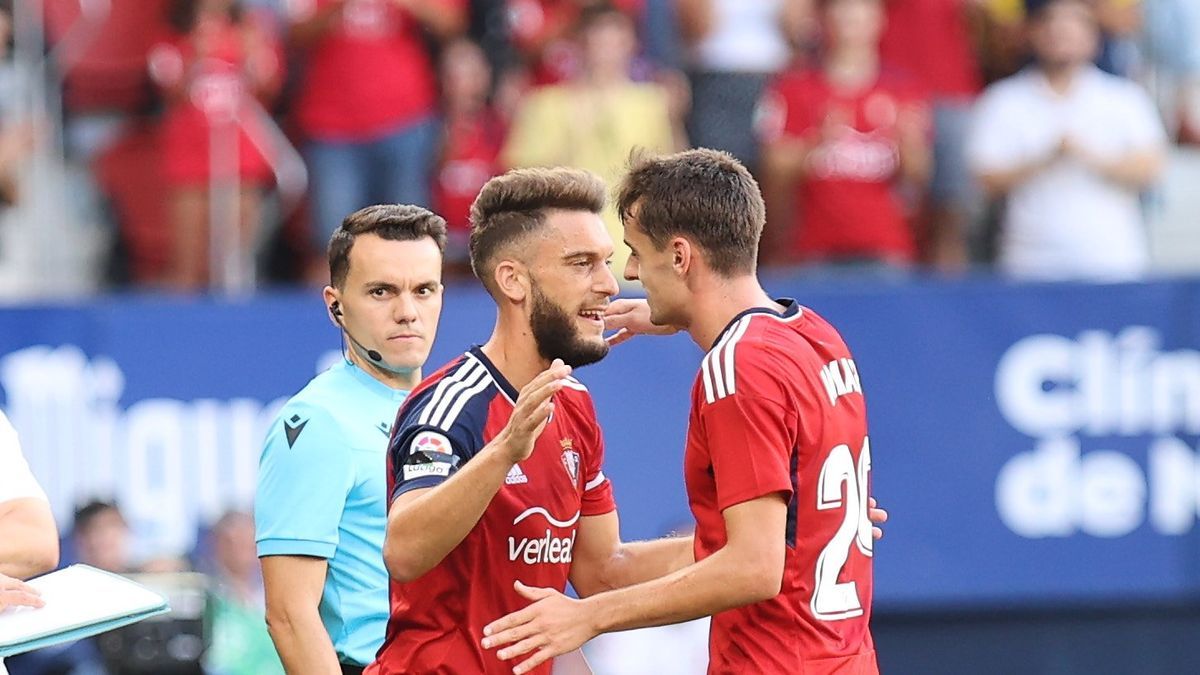 El cambio entre Torres y Aimar Oroz