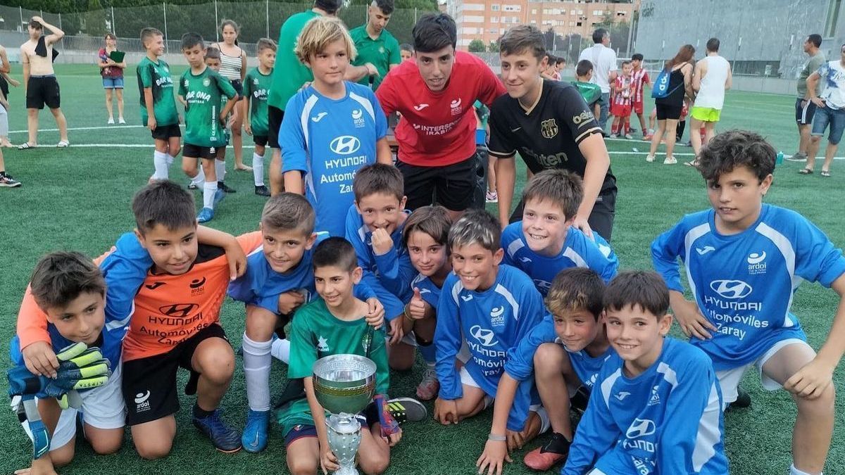 El Ardoi, uno de los equipos participantes, posa junto con Asier Arbeloa