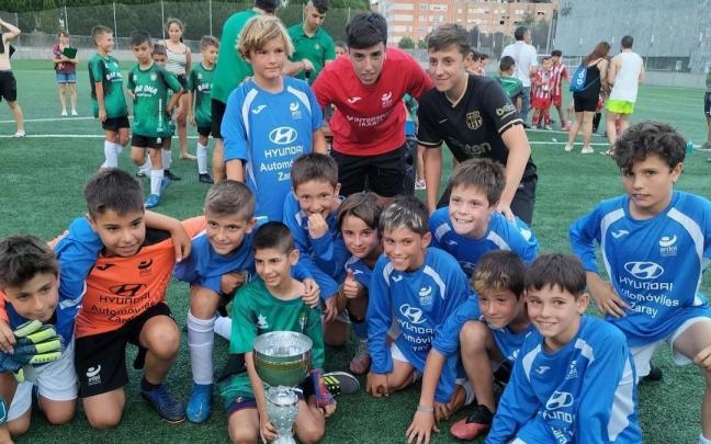 El Ardoi, uno de los equipos participantes, posa junto con Asier Arbeloa