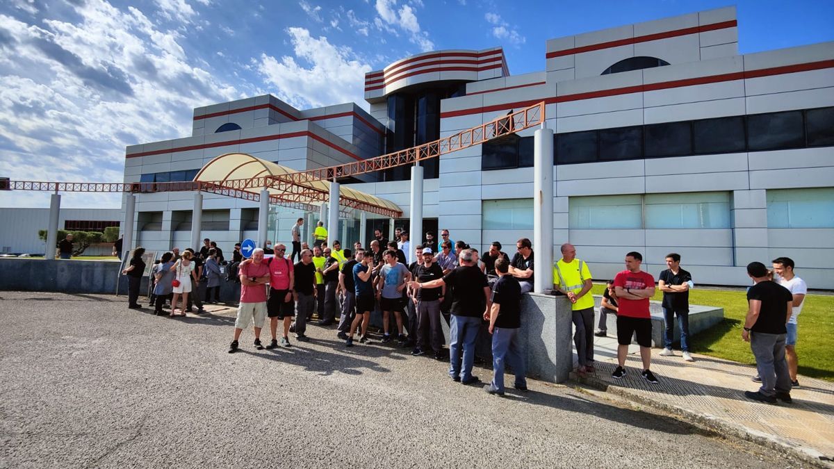 Trabajadores, en las instalaciones de Peralta.