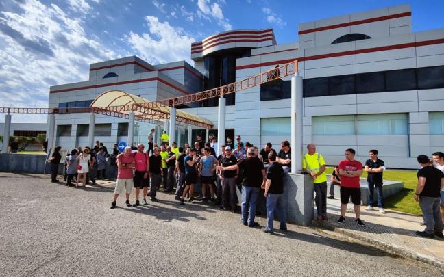 Trabajadores, en las instalaciones de Peralta.