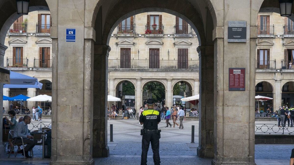 Un agente municipal monta guardia en la Plaza España.