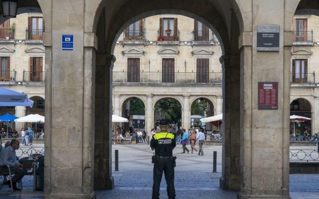 Un agente municipal monta guardia en la Plaza España. Un agente municipal monta guardia en la Plaza España.