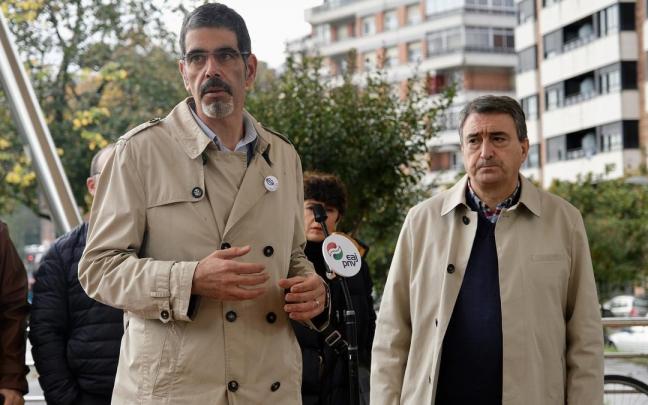 Aitor Esteban, junto a Eneko Goia este domingo en Donostia. Aitor Esteban, junto a Eneko Goia este domingo en Donostia.