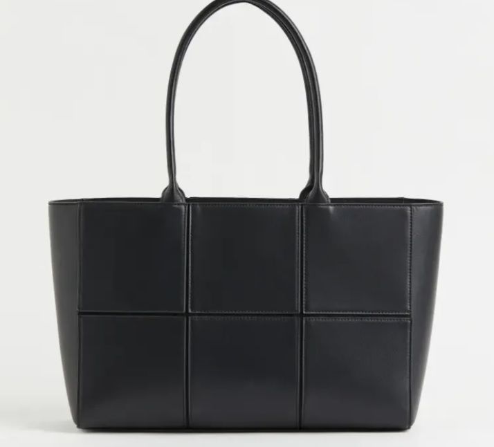 Bolso negro sencillo.