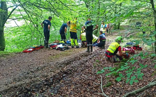 Servicios médicos tratan de reanimar, sin éxito, al hombre fallecido.
