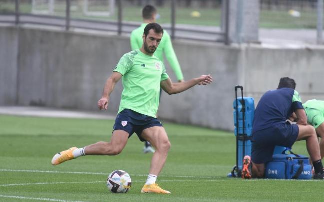 Iñigo Lekue, durante el entrenamiento de esta mañana en Lezama. Iñigo Lekue, durante el entrenamiento de esta mañana en Lezama.