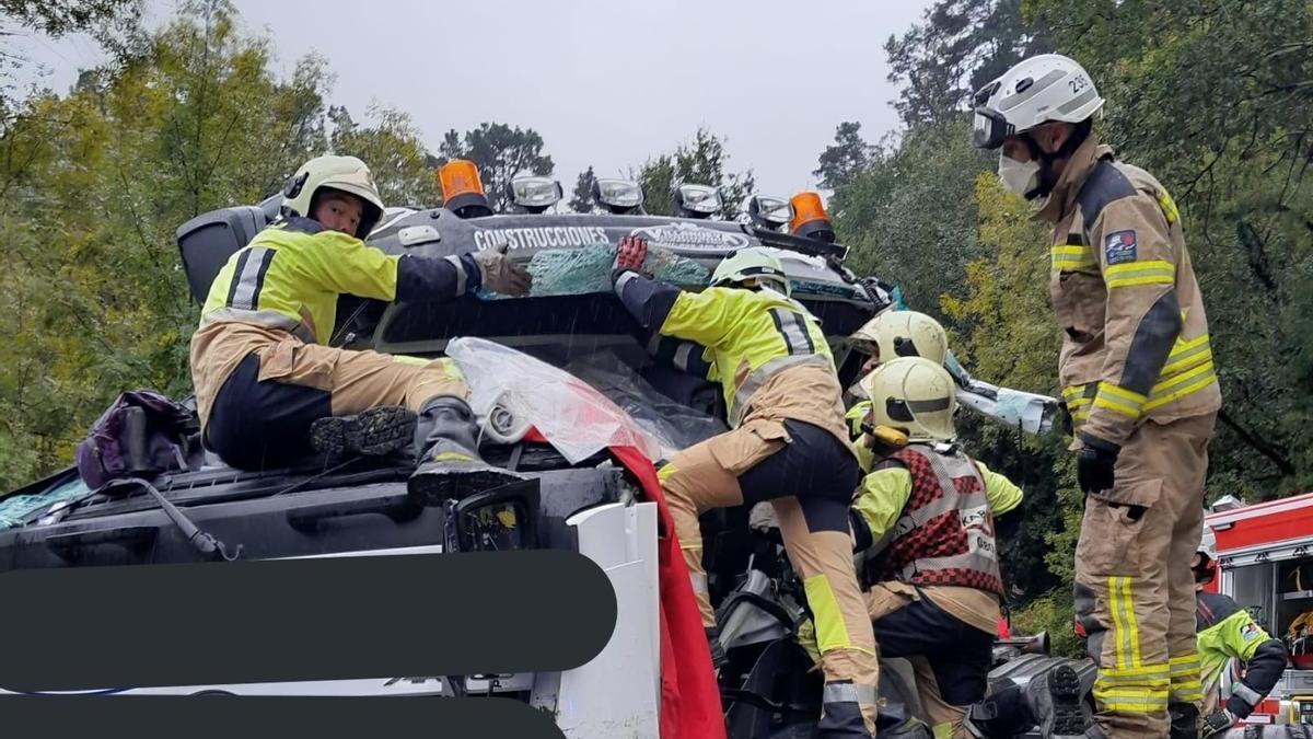 Efectivos del cuerpo de Bomberos de Álava colaboran en un accidente