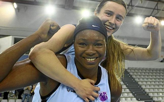 Cardano-Hillary y Coulibaly celebran la victoria lograda ayer por el IDK, la primera en competici&oacute;n europea. | FOTO: GORKA ESTRADA