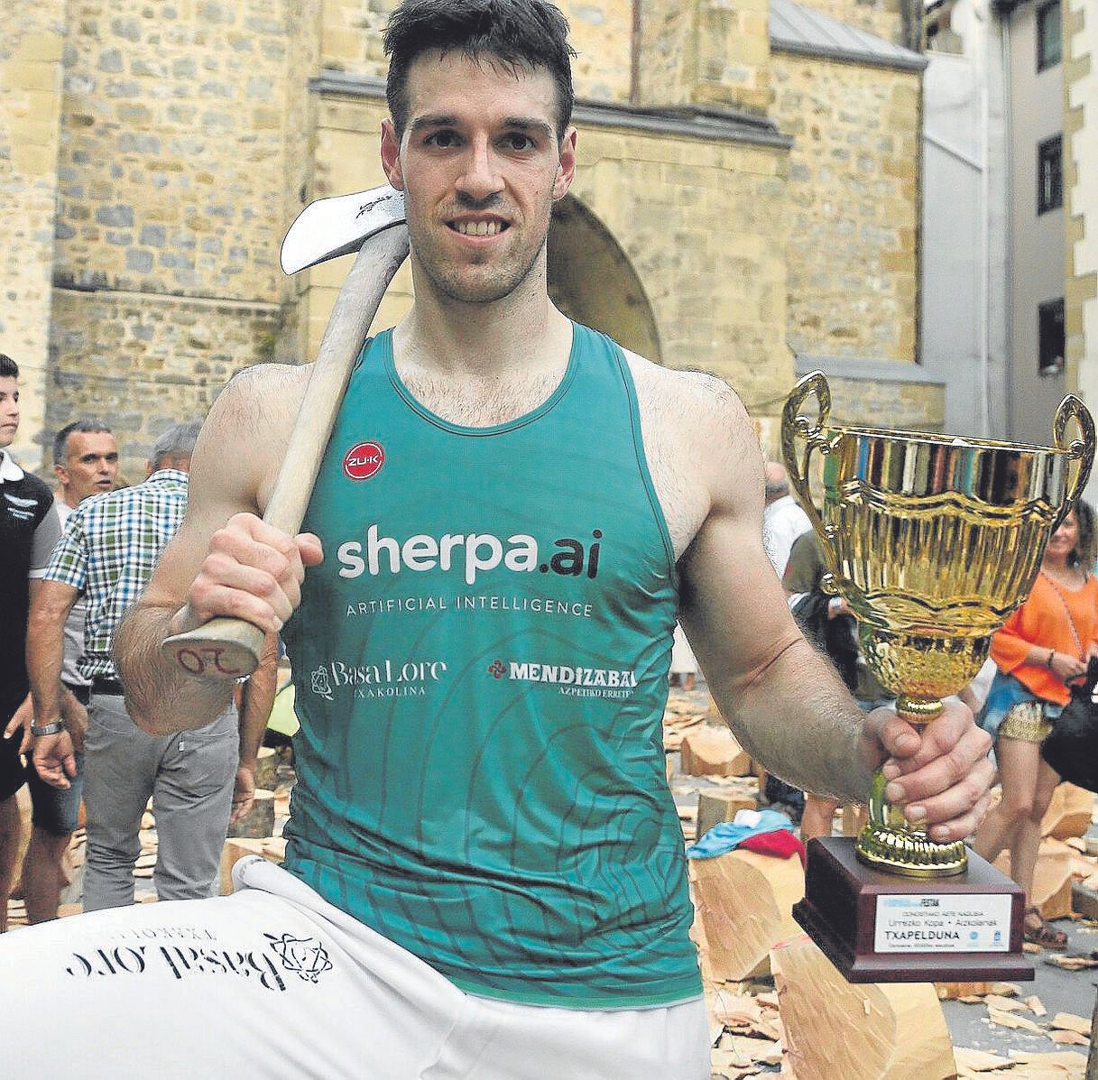 Julen Alberdi posa con la Urrezko Kopa.