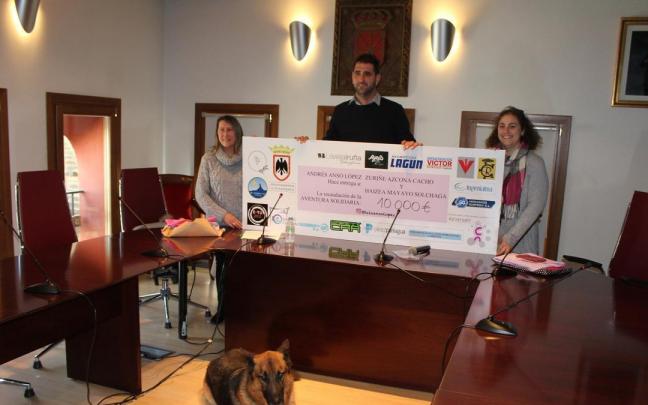 Andrés Ansó, en el centro, sujeta el cheque del donativo de 10.000 euros junto a la madre de Haizea y la tía de Zuriñe, en el Ayuntamiento de Villafranca.