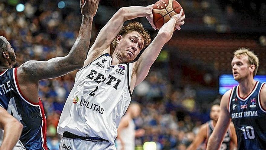 Raieste busca a un compañero ayer ante Gran Bretaña. Foto: FIBA