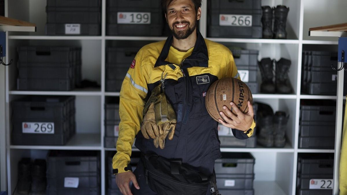 Adrián García, ex jugador de Basket Navarra y ahora bombero forestal.