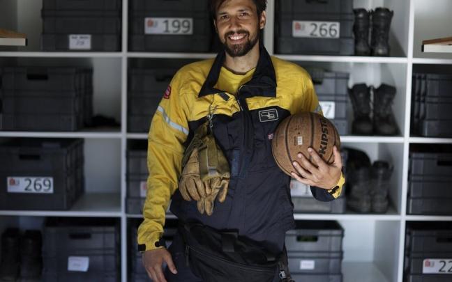 Adrián García, ex jugador de Basket Navarra y ahora bombero forestal. Adrián García, ex jugador de Basket Navarra y ahora bombero forestal.