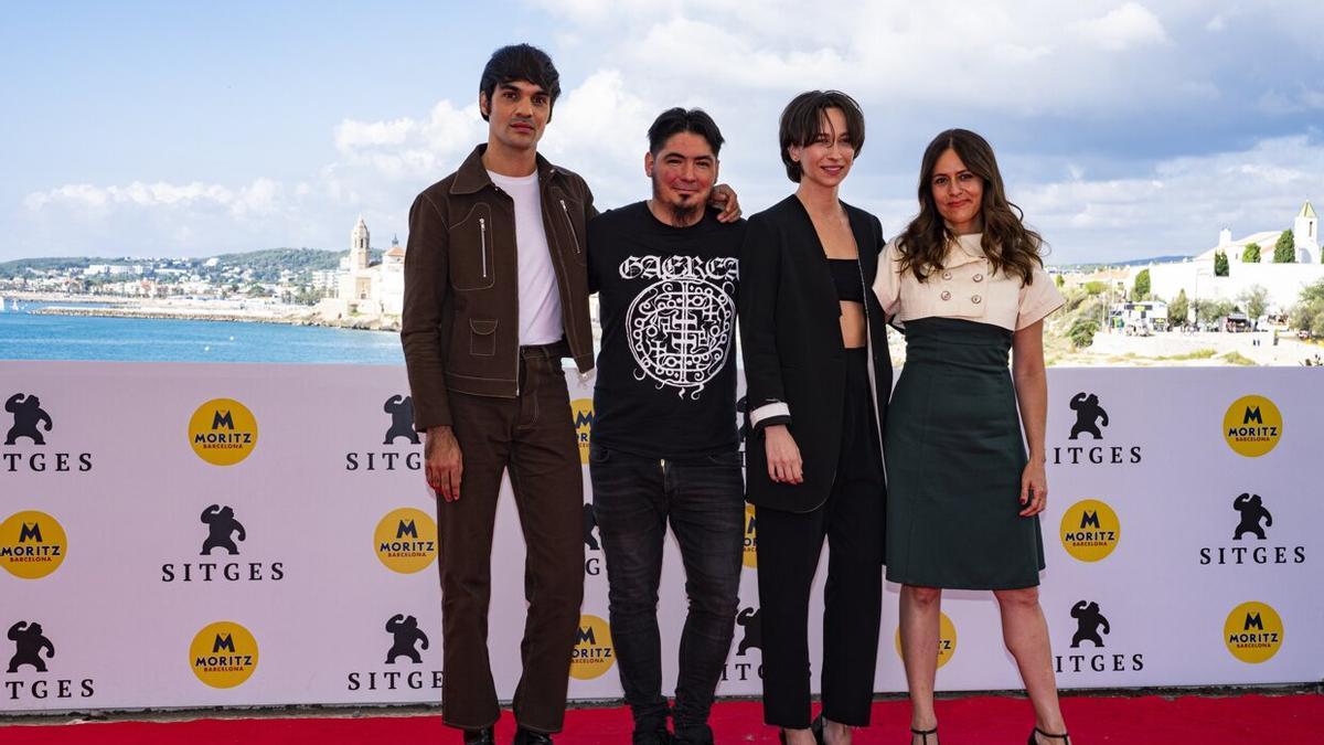 De izquierda, los actores Eneko Sagardoy, Paul Urkijo (director), Edurne Azkarate e Itziar Ituño posan durante la presentación de la película 'Irati' en el marco de la 55ª edición del Festival Internacional de Cine Fantástico de Sitges