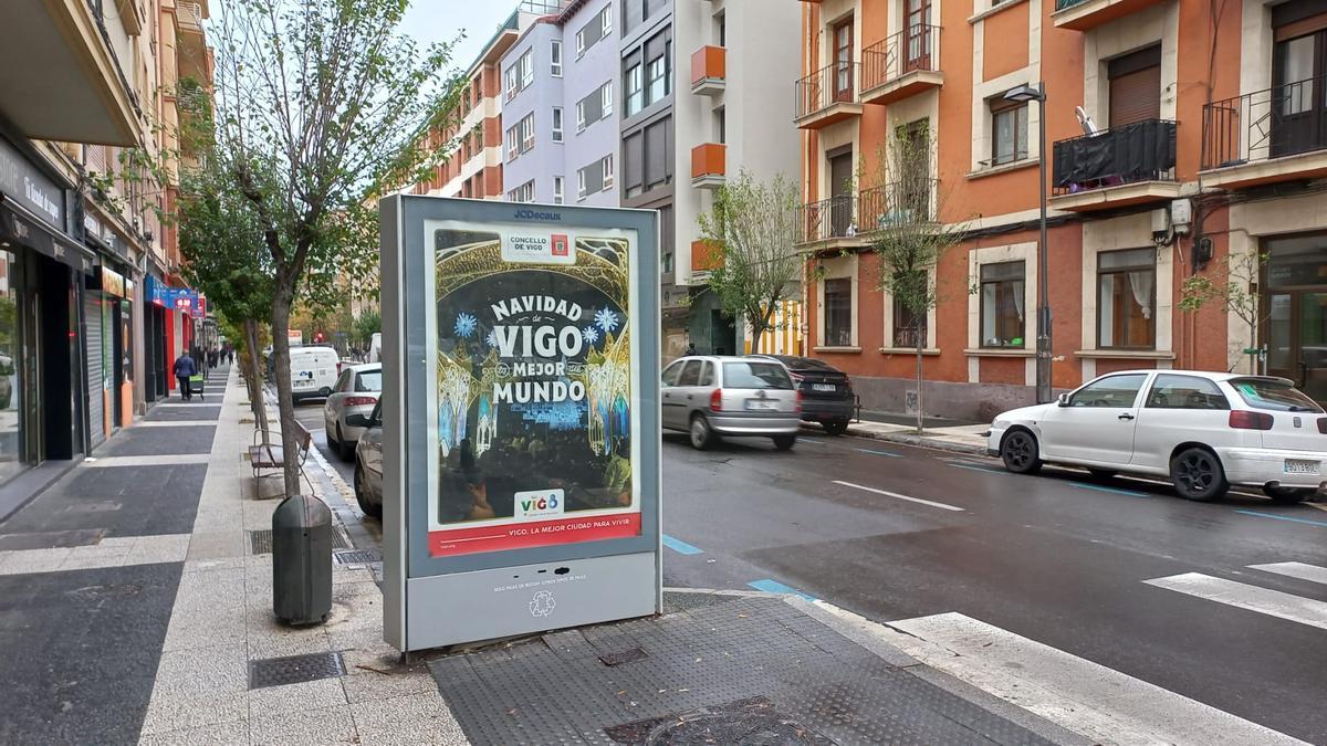 Cartel promocional de Vigo en un soporte de publicidad en Vitoria.