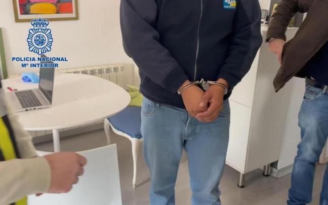 La Policía Nacional detuvo al pederasta después de que la policía australiana detectara imágenes suyas en internet. La Policía Nacional detuvo al pederasta después de que la policía australiana detectara imágenes suyas en internet.