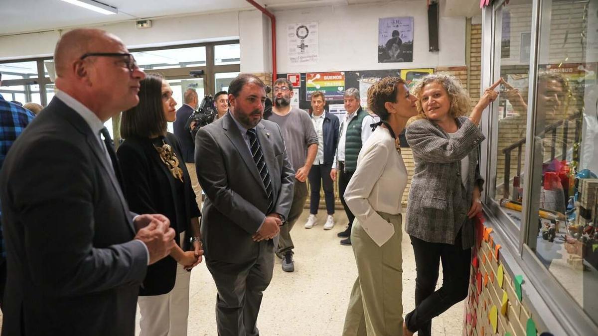 La directora del instituto muestra la exposición por el 50 aniversario a las autoridades