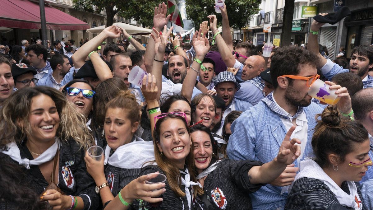 Blusas y neskas durante el paseíllo