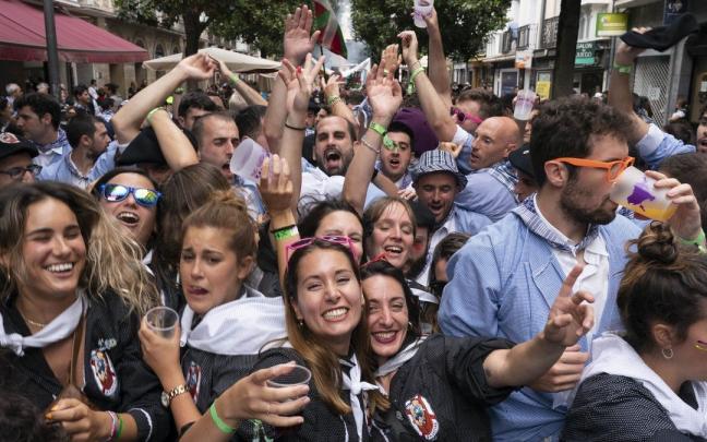 Blusas y neskas durante el paseíllo
