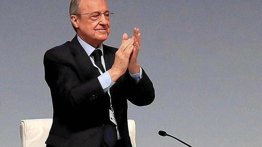 Florentino Pérez aplaude a los compromisarios del Real Madrid. | FOTO: EFE