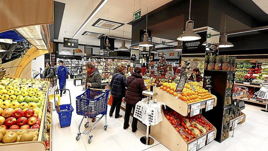 Clientes hacen la compra en un supermercado de Pamplona.