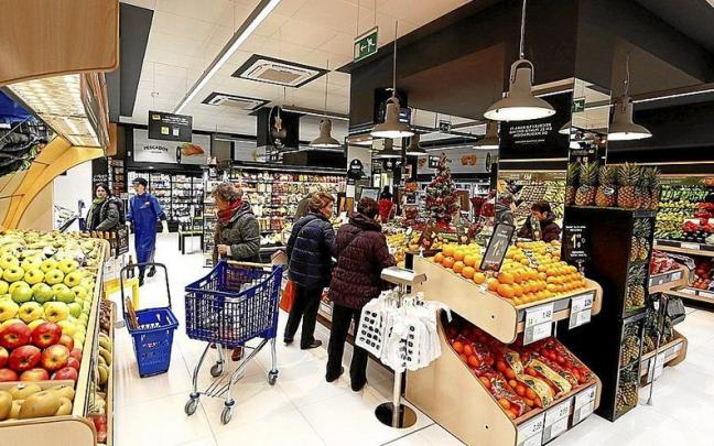 Clientes hacen la compra en un supermercado de Pamplona.