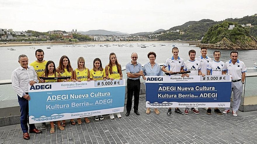 Entrega de premios Adegi a las remeras de Orio y los remeros de Donostiarra. | FOTO: IKER AZURMENDI