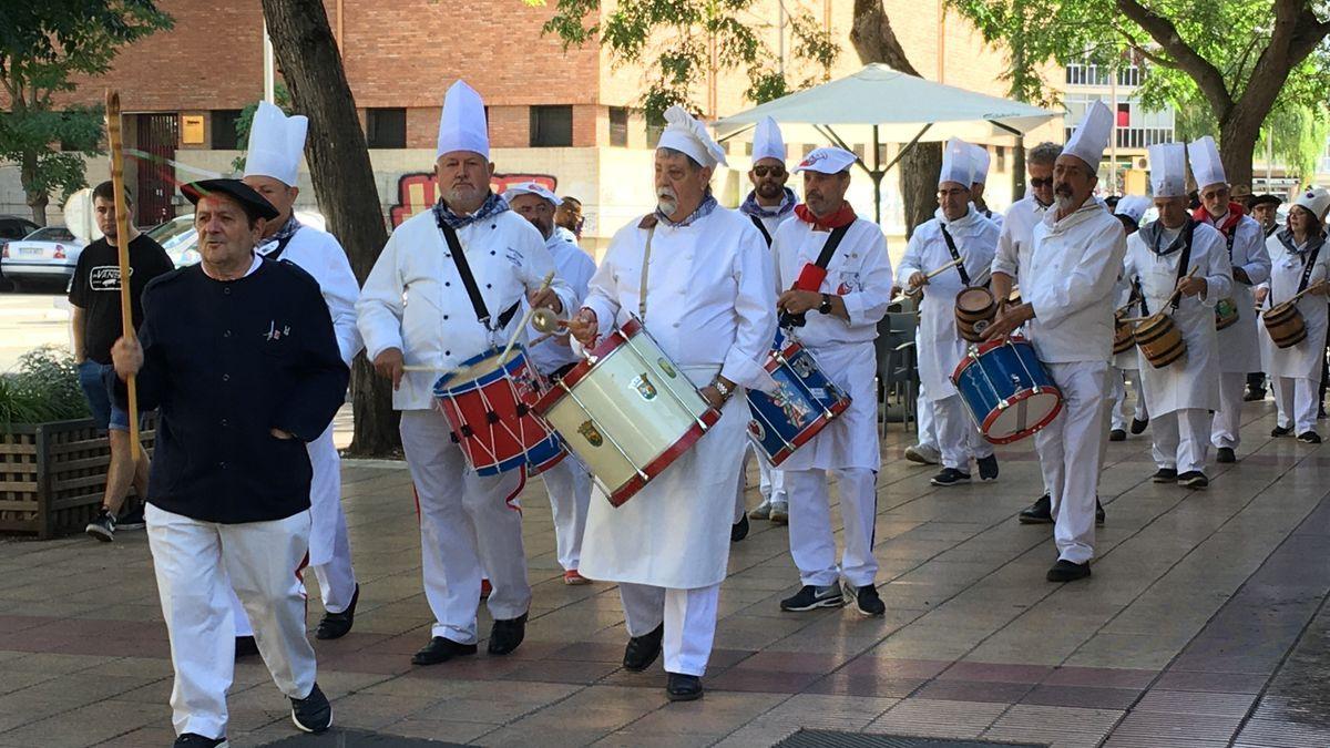 La tamborrada de Zaramaga interpreta el himno del Alavés