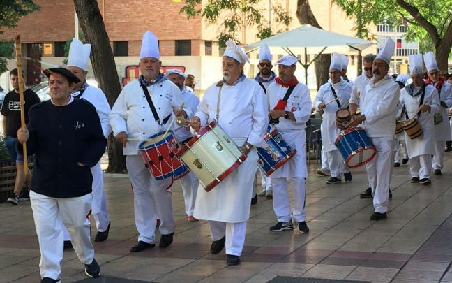 La tamborrada de Zaramaga interpreta el himno del Alavés