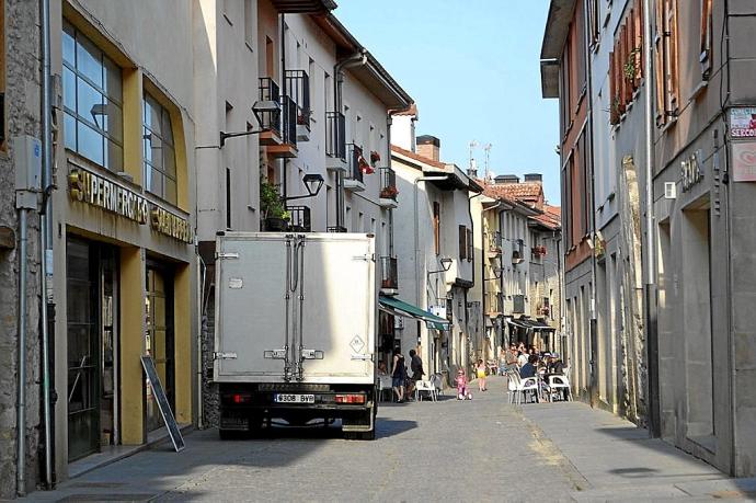 Camión de reparto junto a un establecimiento de Agurain ajeno a esta información. Foto: Eva San Pedro