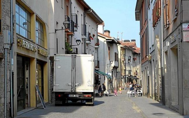 Camión de reparto junto a un establecimiento de Agurain ajeno a esta información. Foto: Eva San Pedro