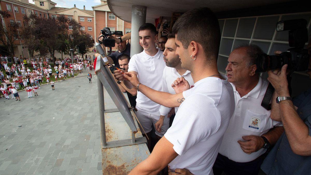 Asier Martínez y Josu Arzoz prenden la mecha del cohete de fiestas de Zizur.