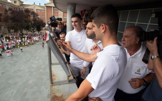Asier Martínez y Josu Arzoz prenden la mecha del cohete de fiestas de Zizur. Asier Martínez y Josu Arzoz prenden la mecha del cohete de fiestas de Zizur.