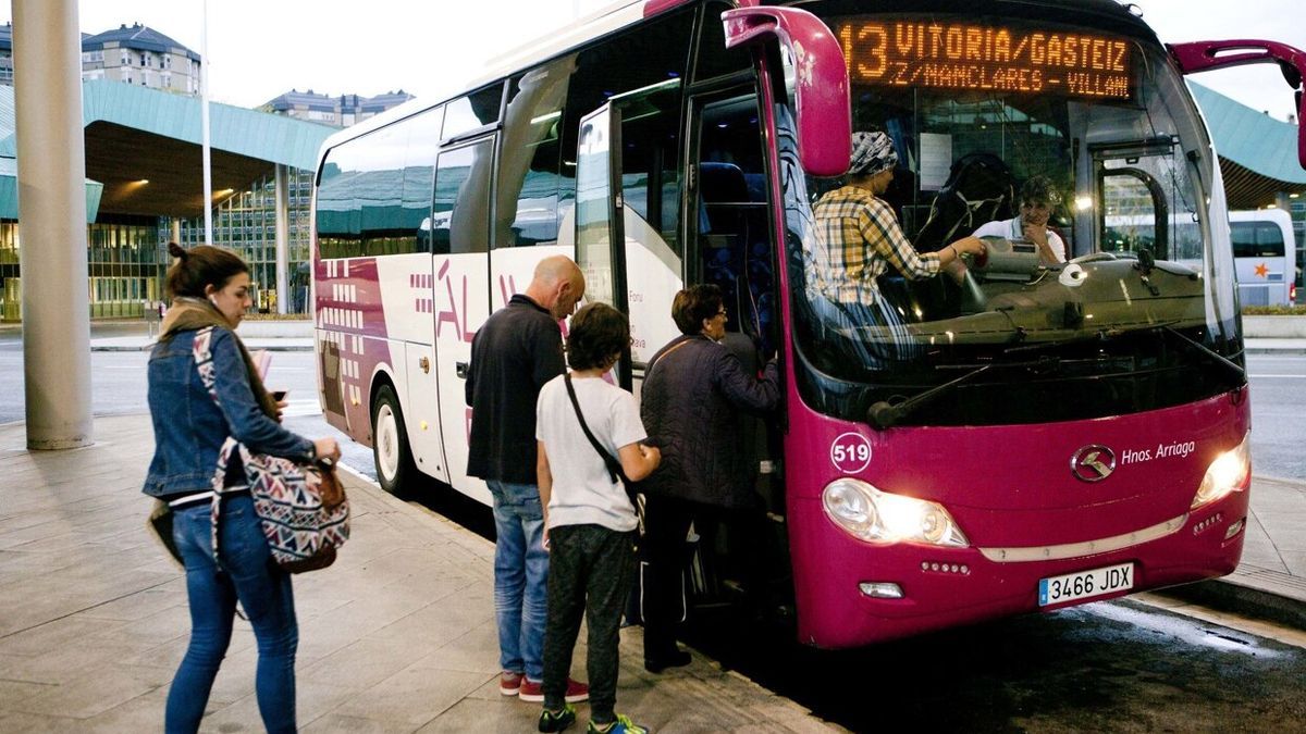 Autobús de las líneas interurbanas de la Diputación en la estación de autobuses