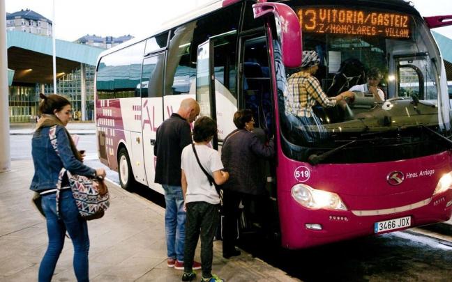 Autobús de las líneas interurbanas de la Diputación en la estación de autobuses Autobús de las líneas interurbanas de la Diputación en la estación de autobuses