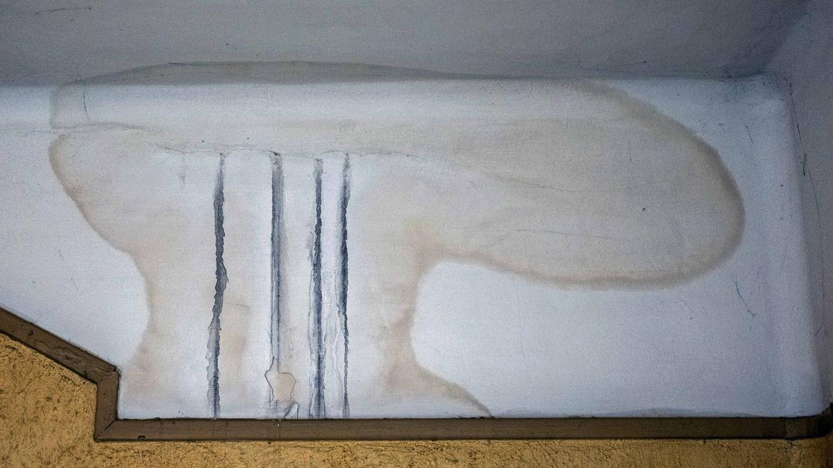 En las zonas comunes quedan huellas de la humedad.